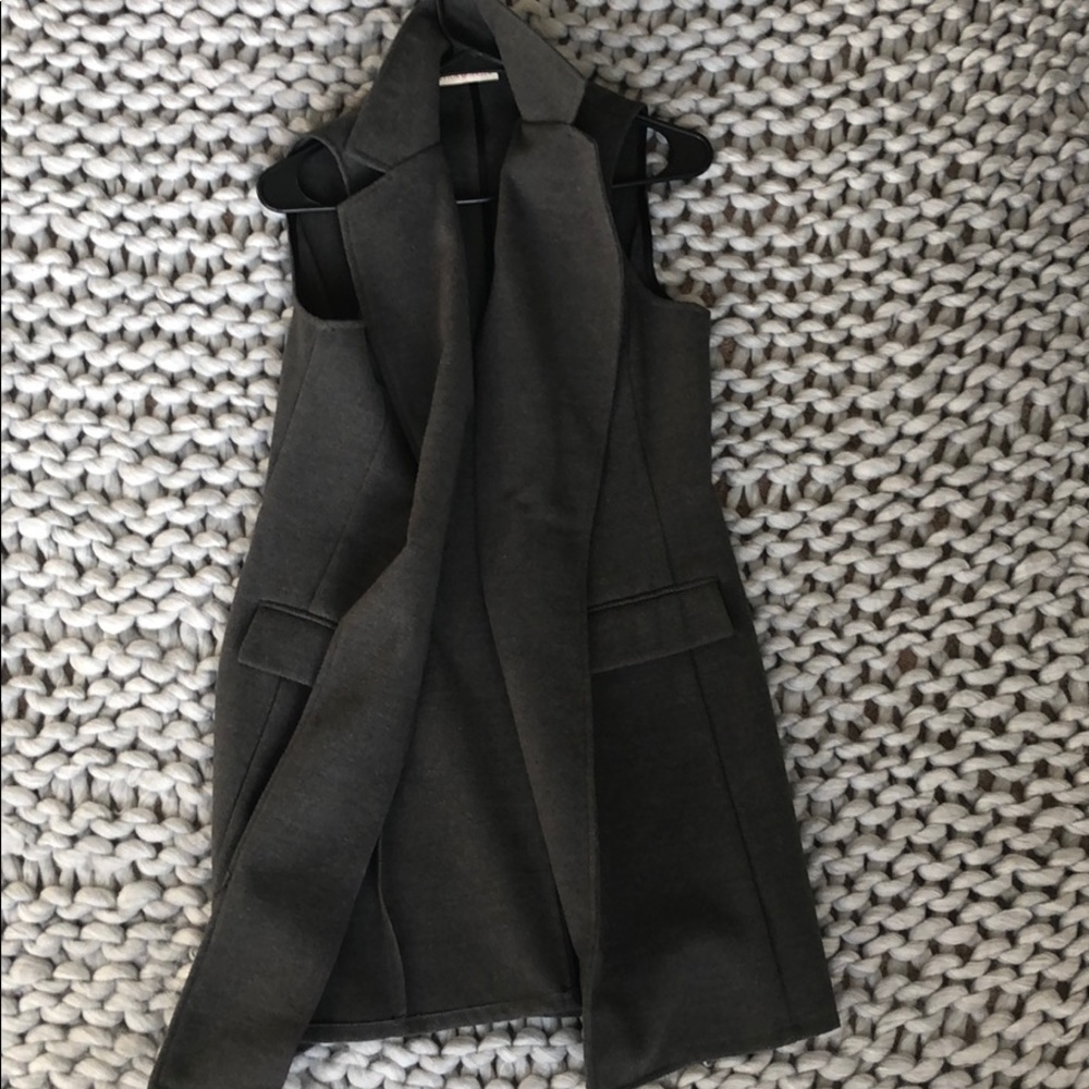 Sleeveless long blazer grey